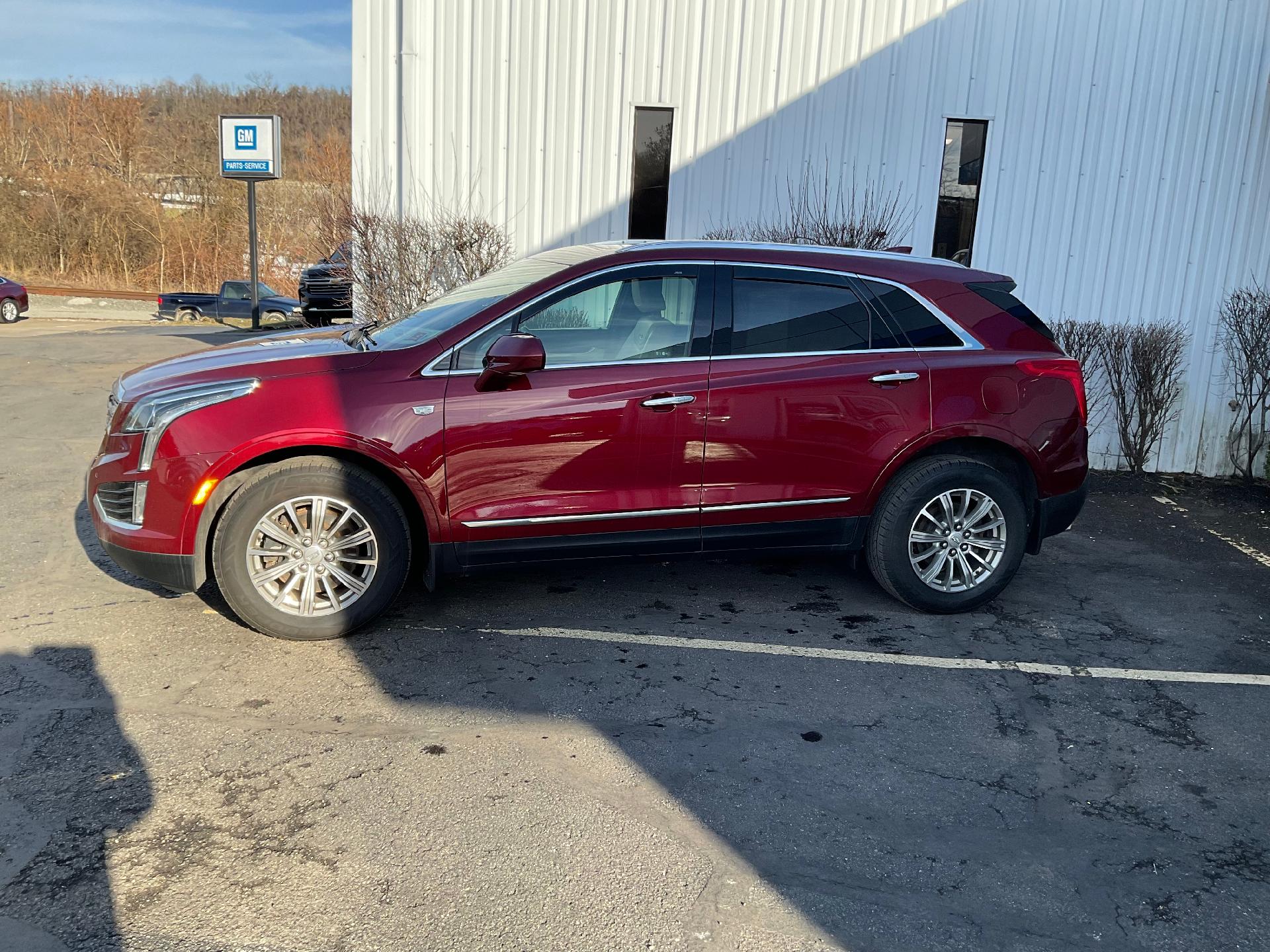 Used 2018 Cadillac XT5 Luxury with VIN 1GYKNDRS7JZ168585 for sale in Moundsville, WV