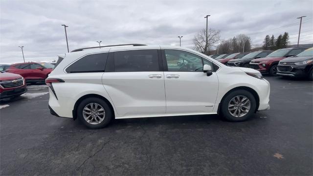 2021 Toyota Sienna Vehicle Photo in TULLY, NY 13159-3159