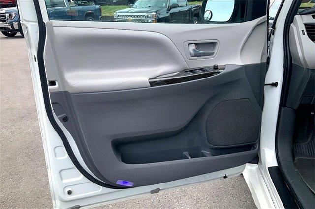 2020 Toyota Sienna Vehicle Photo in KANSAS CITY, MO 64114-4502
