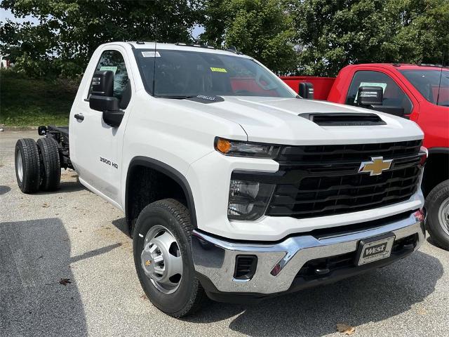 2024 Chevrolet Silverado 3500 HD Chassis Cab Vehicle Photo in ALCOA, TN 37701-3235