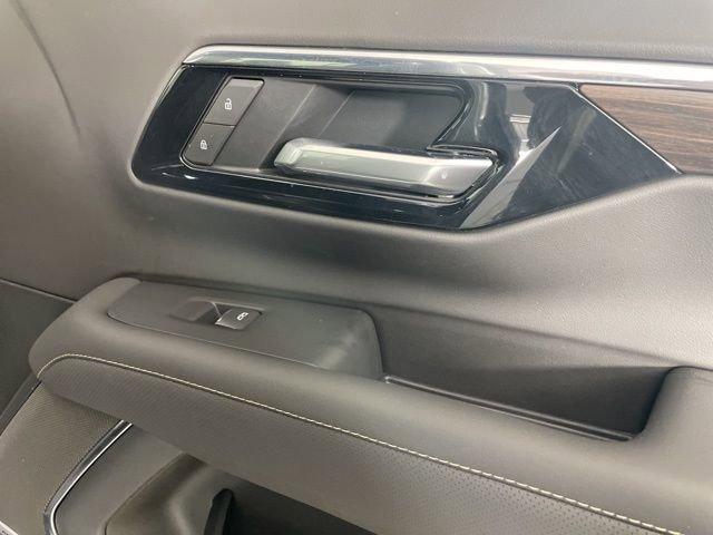 2025 Chevrolet Suburban Vehicle Photo in PHOENIX, AZ 85014-3381