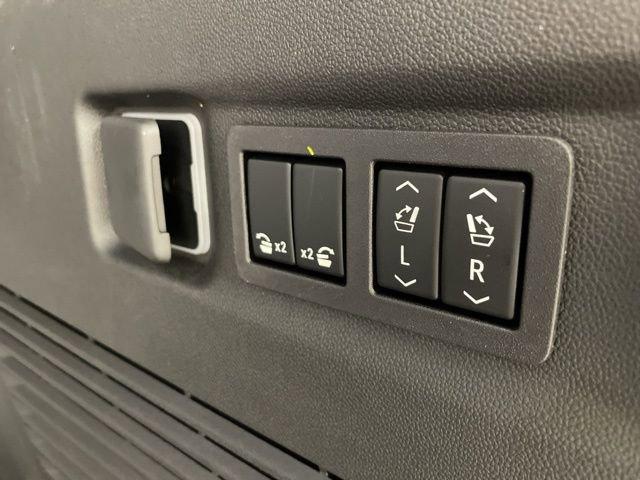 2025 Chevrolet Suburban Vehicle Photo in PHOENIX, AZ 85014-3381