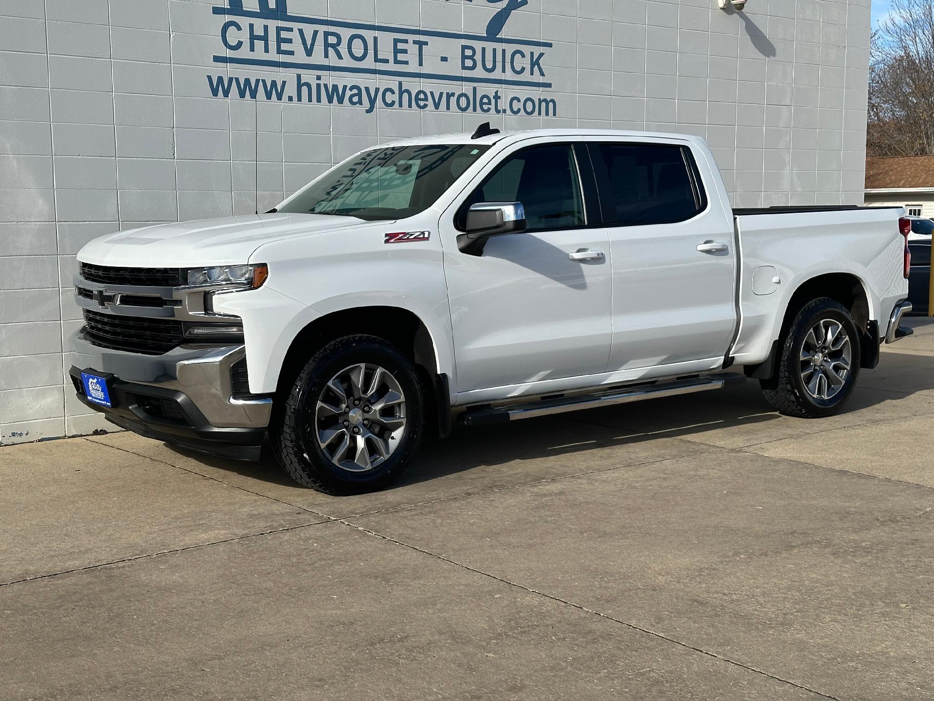 Used 2021 Chevrolet Silverado 1500 LT with VIN 1GCUYDED0MZ157638 for sale in Rock Valley, IA