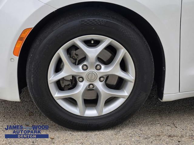 2017 Chrysler Pacifica Vehicle Photo in DENTON, TX 76210-9321