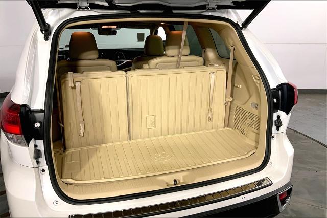 2017 Toyota Highlander Vehicle Photo in Lees Summit, MO 64086