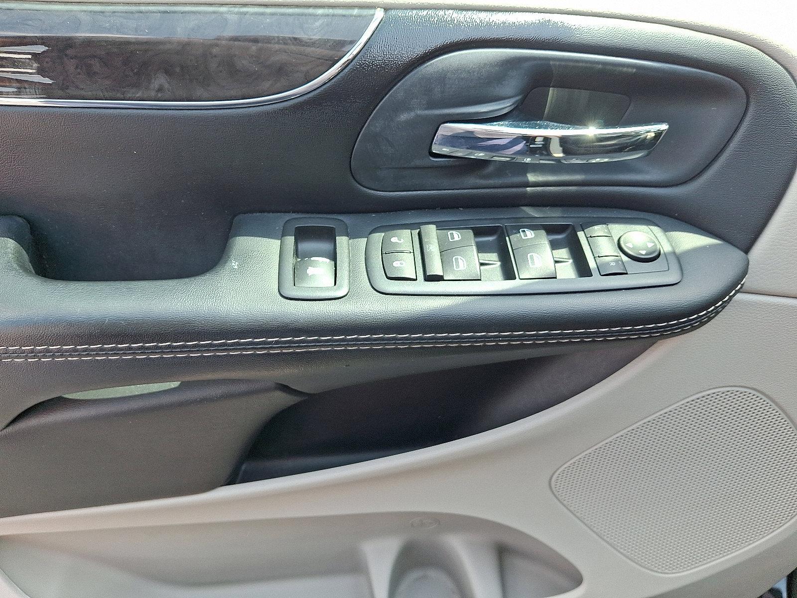 2016 Chrysler Town & Country Vehicle Photo in Harrisburg, PA 17111