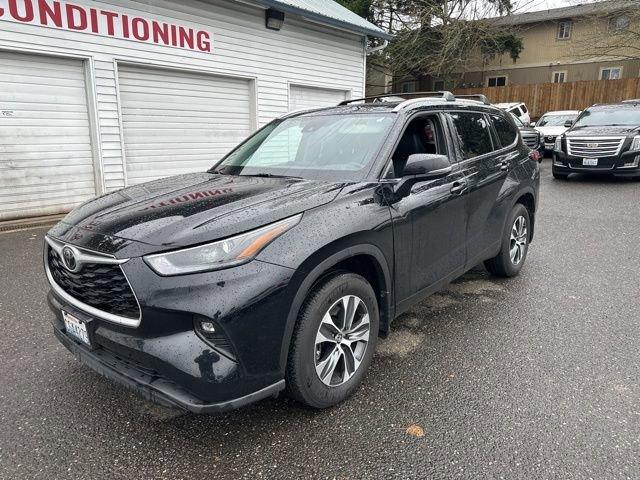 Used 2022 Toyota Highlander XLE with VIN 5TDGZRBH3NS250591 for sale in Vancouver, WA