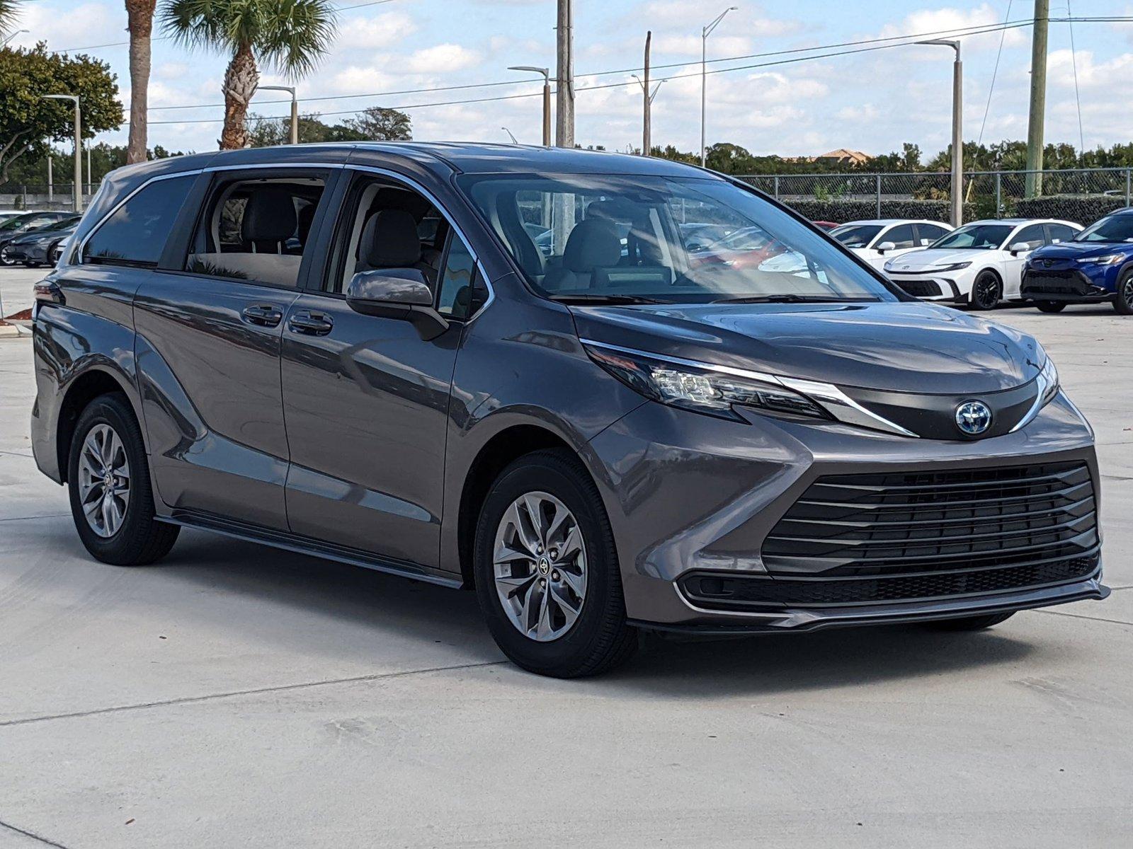 2024 Toyota Sienna Vehicle Photo in Davie, FL 33331