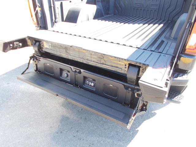 2025 GMC Sierra 1500 Vehicle Photo in LOWELL, MA 01852-4336