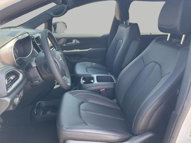2025 Chrysler Pacifica Vehicle Photo in Kaukauna, WI 54130