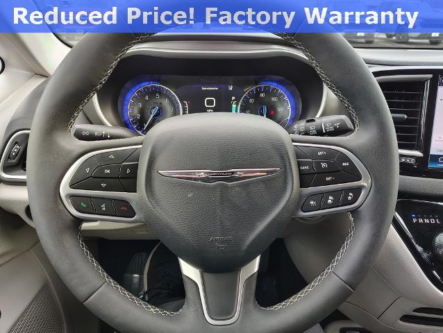 2024 Chrysler Pacifica Vehicle Photo in GREEN BAY, WI 54304-5303