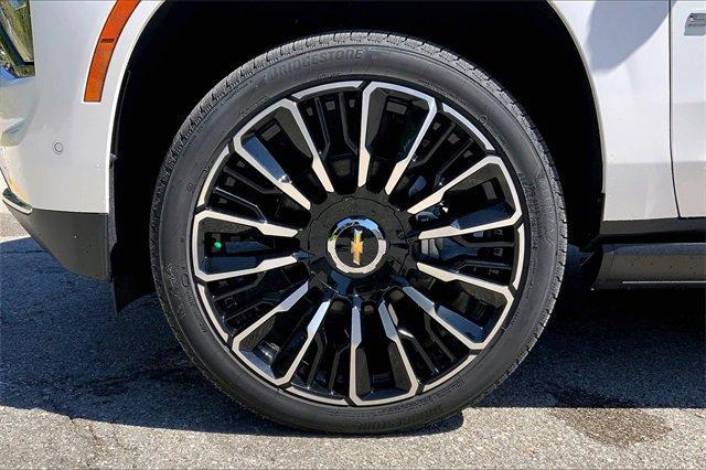 2025 Chevrolet Suburban Vehicle Photo in KANSAS CITY, MO 64114-4502