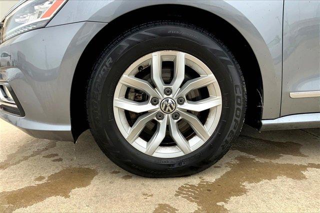 2016 Volkswagen Passat Vehicle Photo in TOPEKA, KS 66609-0000