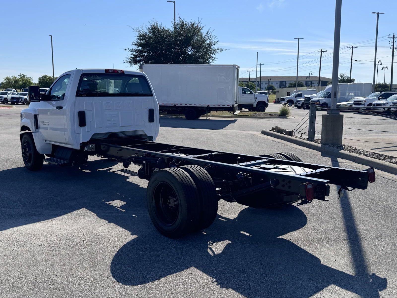 2024 Chevrolet Silverado 6500 HD Vehicle Photo in GEORGETOWN, TX 78626-7508