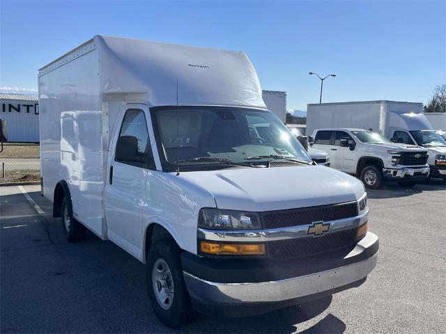 2025 Chevrolet Express Cutaway 3500 Vehicle Photo in ALCOA, TN 37701-3235