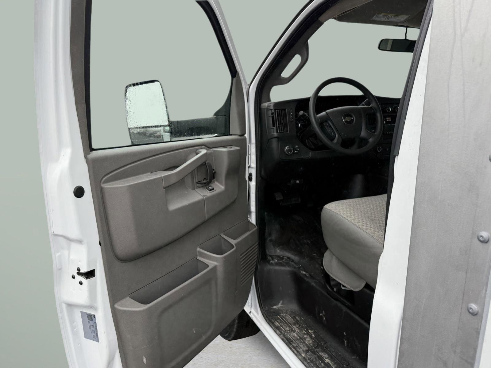 2024 Chevrolet Express Cutaway 3500 Vehicle Photo in GEORGETOWN, TX 78626-7508
