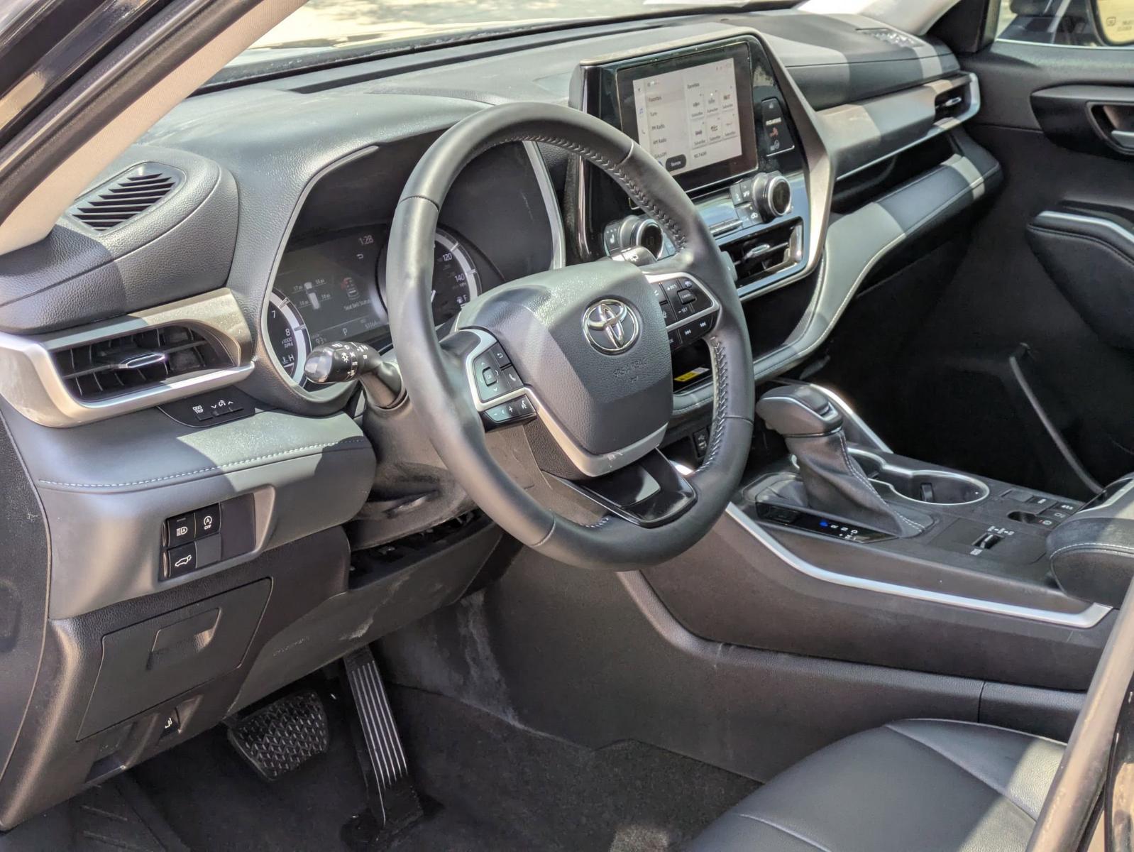 2023 Toyota Highlander Vehicle Photo in SELMA, TX 78154-1460