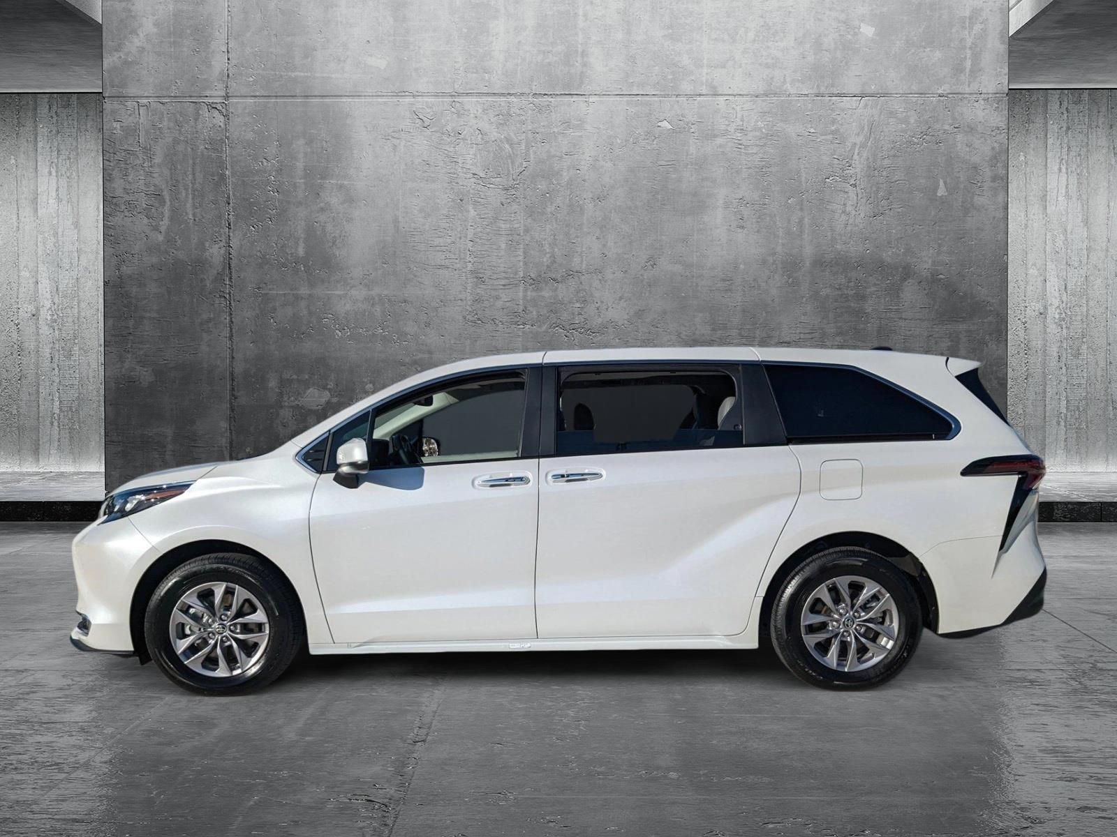 2024 Toyota Sienna Vehicle Photo in Davie, FL 33331