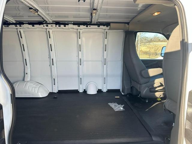 2024 Chevrolet Express Cargo 2500 Vehicle Photo in COLUMBIA, MO 65203-3903