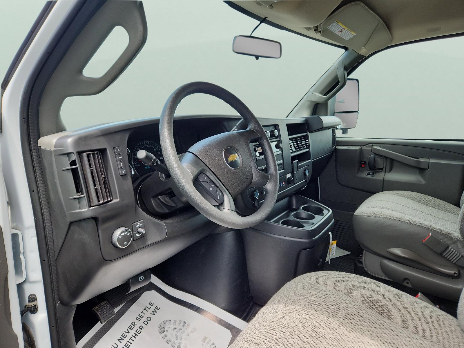 2025 Chevrolet Express Cutaway 3500 Vehicle Photo in GEORGETOWN, TX 78626-7508