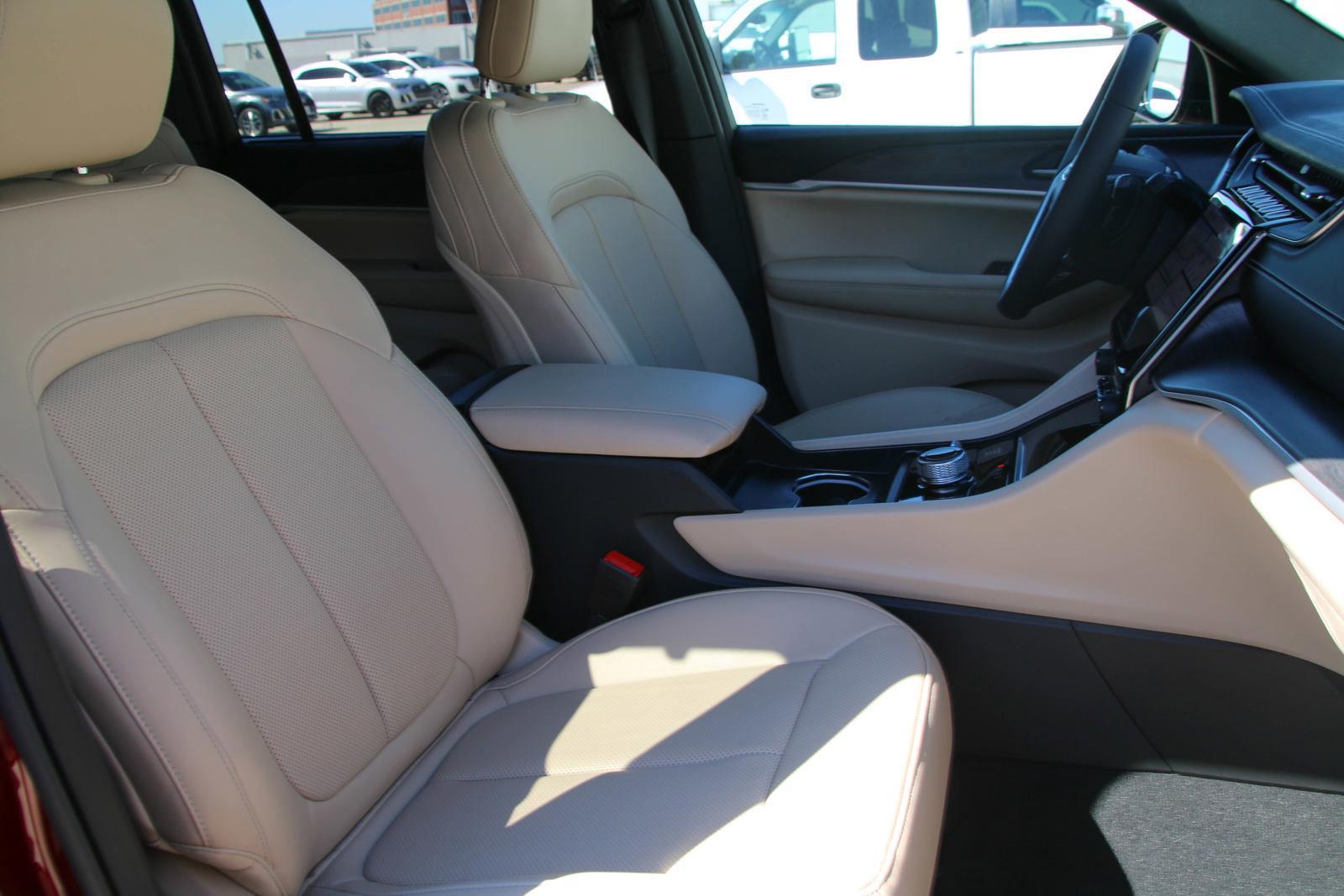 2024 Jeep Grand Cherokee L Vehicle Photo in SUGAR LAND, TX 77478