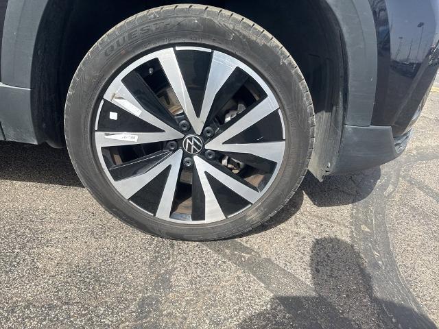 2024 Volkswagen Taos Vehicle Photo in MANHATTAN, KS 66502-5036