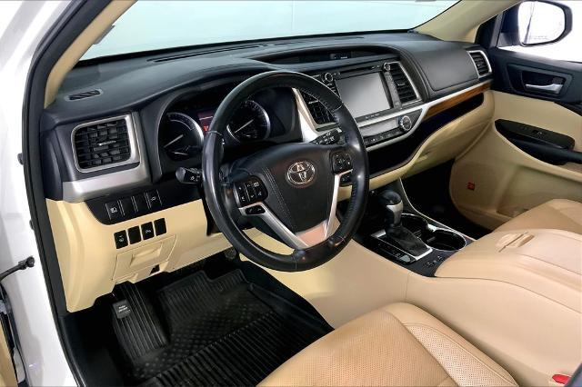 2017 Toyota Highlander Vehicle Photo in Lees Summit, MO 64086