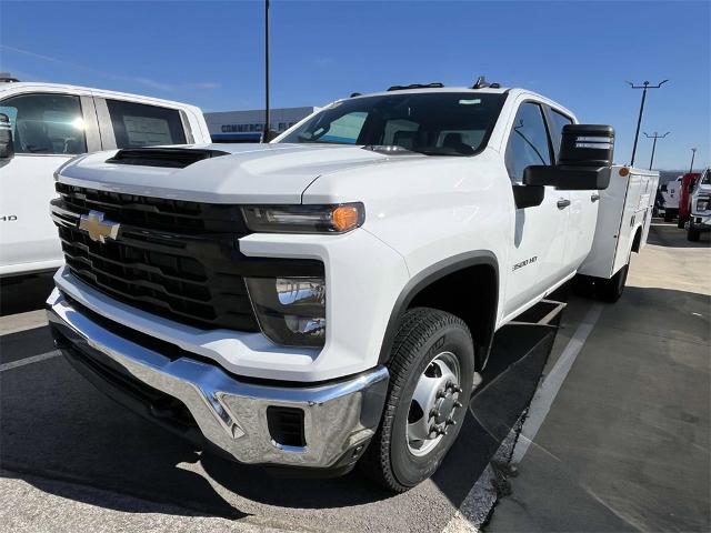 2024 Chevrolet Silverado 3500 HD Chassis Cab Vehicle Photo in ALCOA, TN 37701-3235