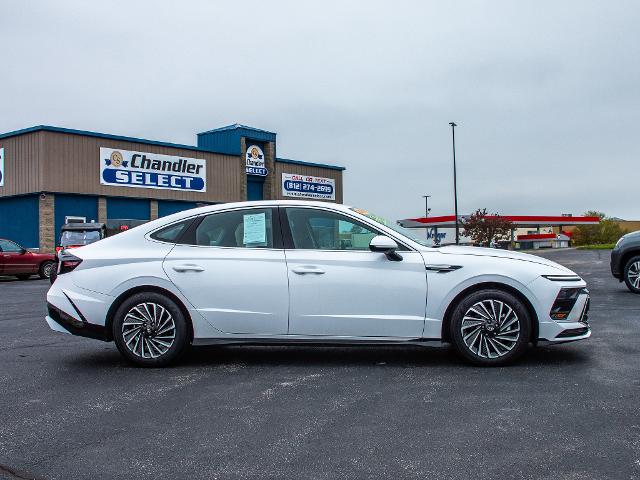 2024 Hyundai Sonata Hybrid Vehicle Photo in MADISON, IN 47250-1611