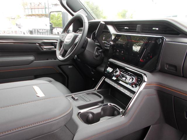 2025 GMC Sierra 2500 HD Vehicle Photo in LOWELL, MA 01852-4336
