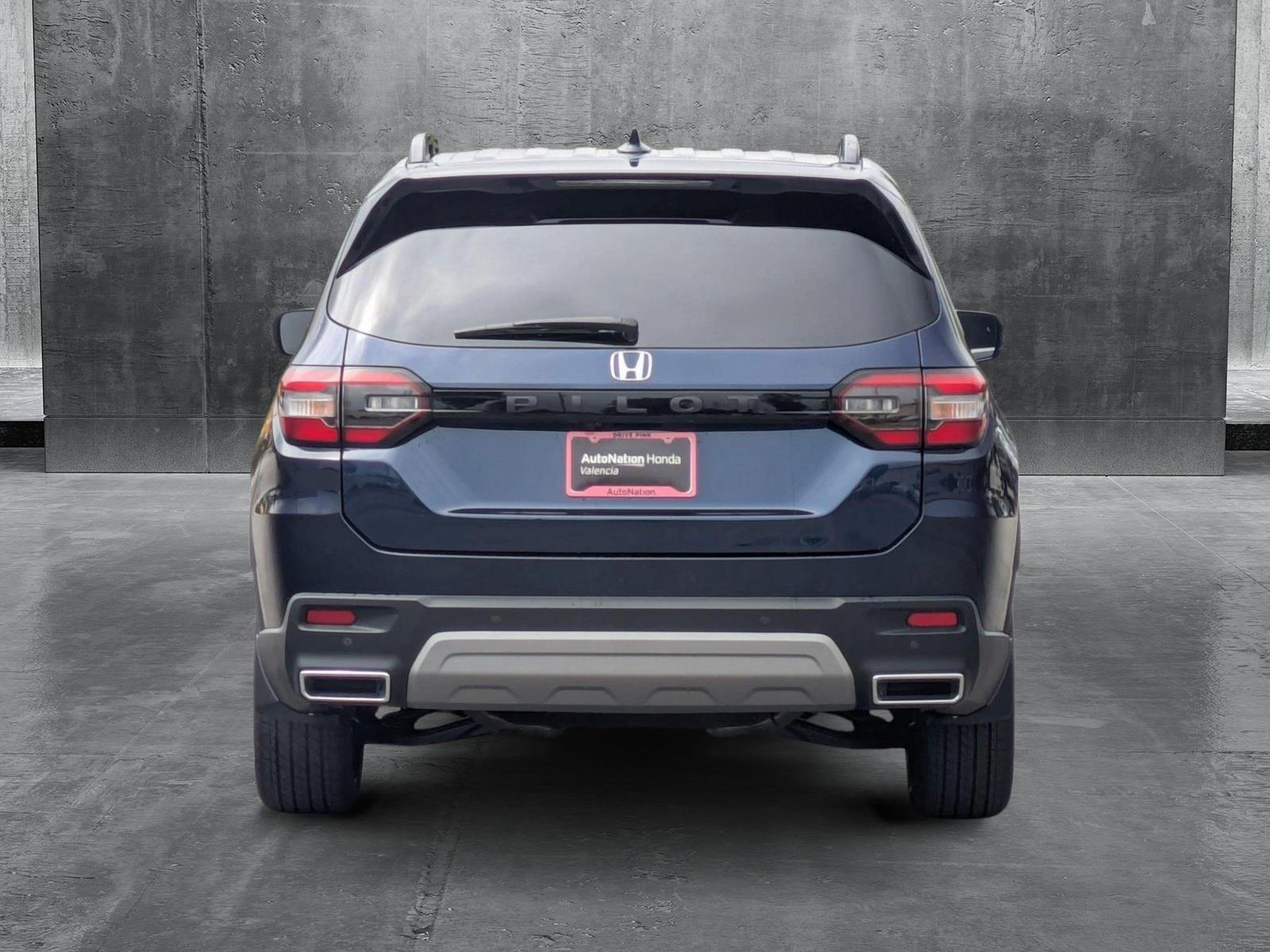 2025 Honda Pilot Vehicle Photo in Valencia, CA 91355-1794