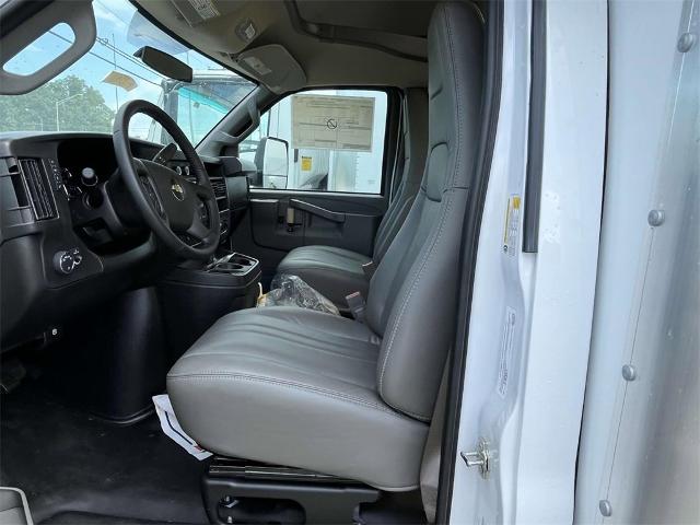 2023 Chevrolet Express Cutaway 4500 Vehicle Photo in ALCOA, TN 37701-3235