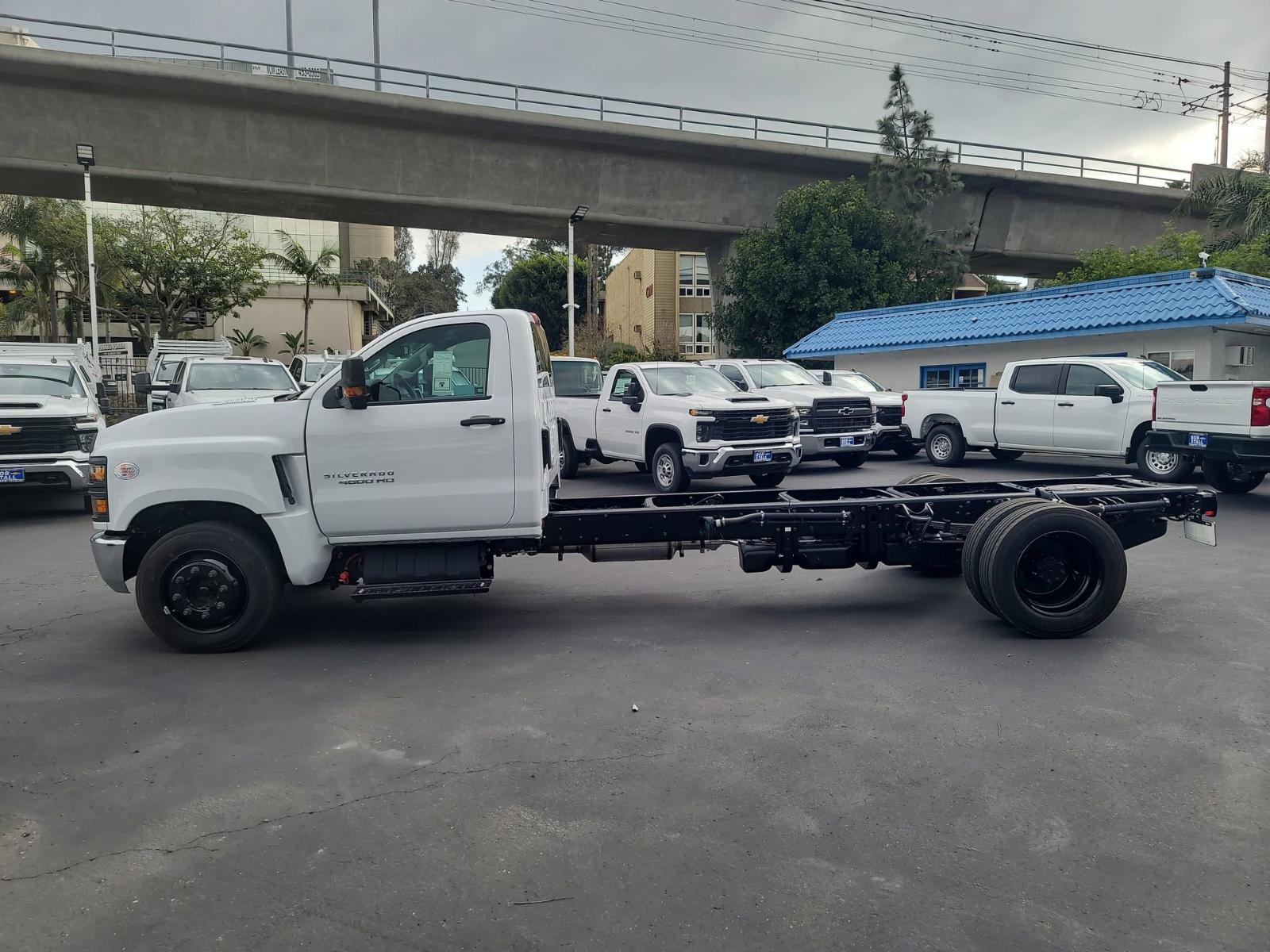 2023 Chevrolet Silverado Chassis Cab Vehicle Photo in LA MESA, CA 91942-8211