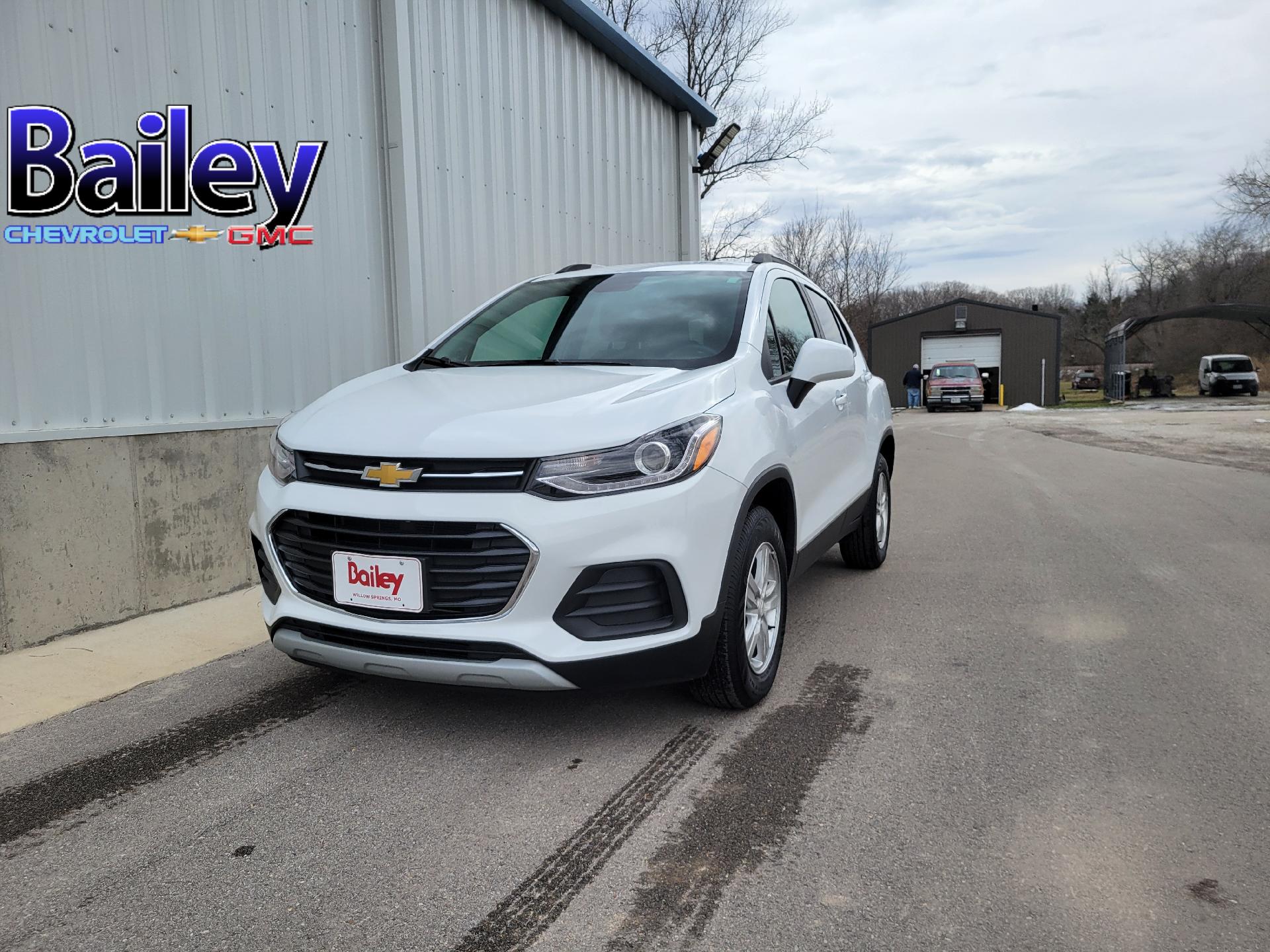 Used 2022 Chevrolet Trax LT with VIN KL7CJPSM8NB558898 for sale in Willow Springs, MO