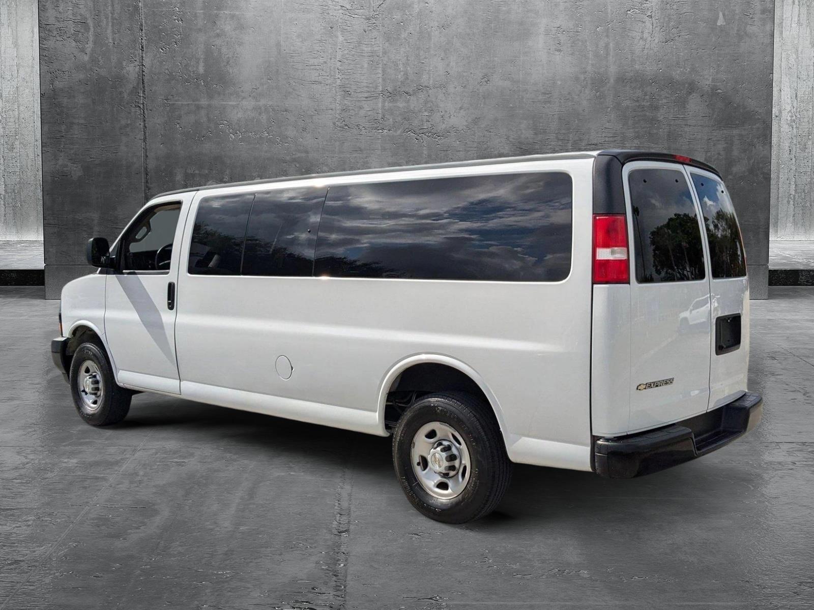 2023 Chevrolet Express Passenger 3500 Vehicle Photo in PEMBROKE PINES, FL 33024-6534