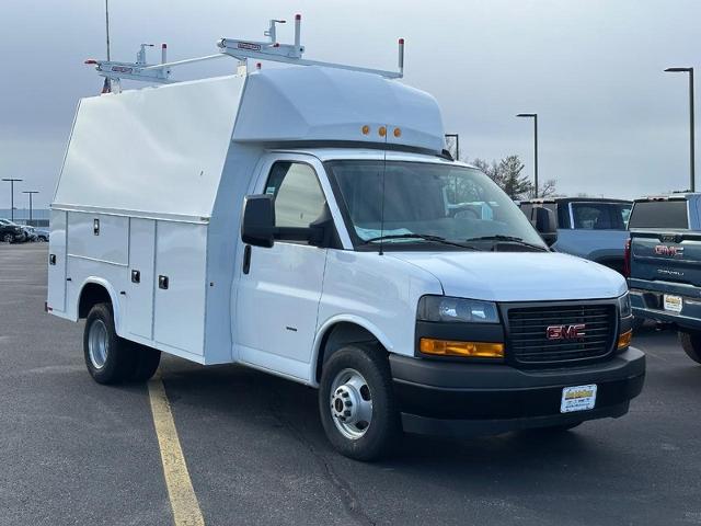 2024 GMC Savana Cutaway 3500 Vehicle Photo in COLUMBIA, MO 65203-3903