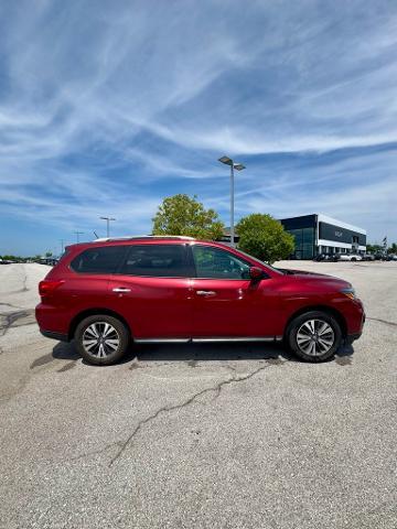 2017 Nissan Pathfinder Vehicle Photo in Lees Summit, MO 64086