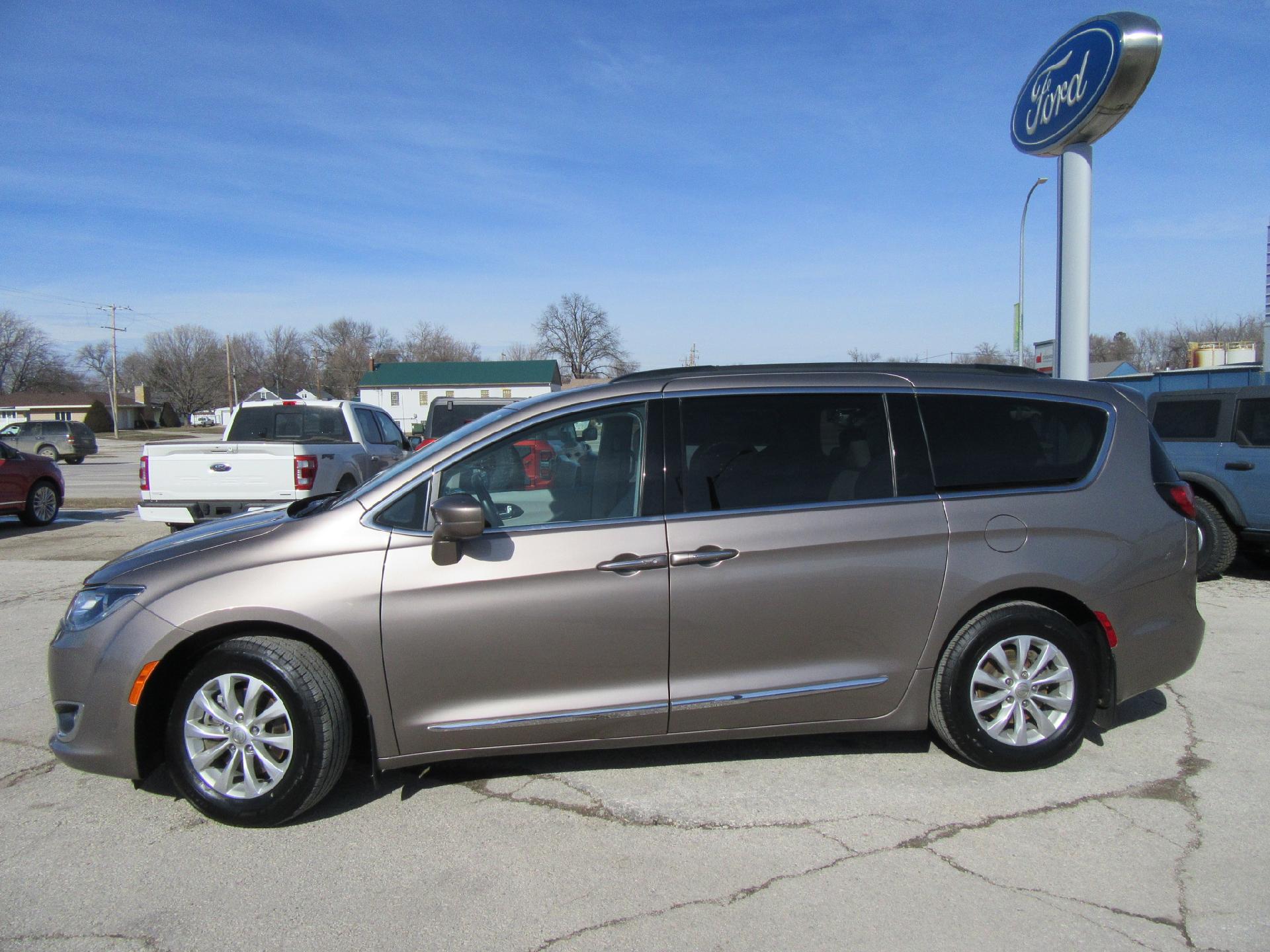 Used 2017 Chrysler Pacifica Touring-L with VIN 2C4RC1BG7HR655031 for sale in Emmetsburg, IA