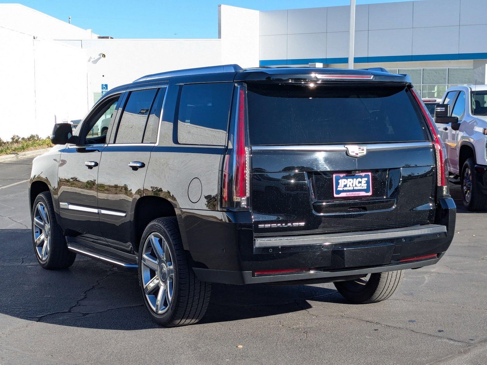 2018 Cadillac Escalade Vehicle Photo in VALENCIA, CA 91355-1705