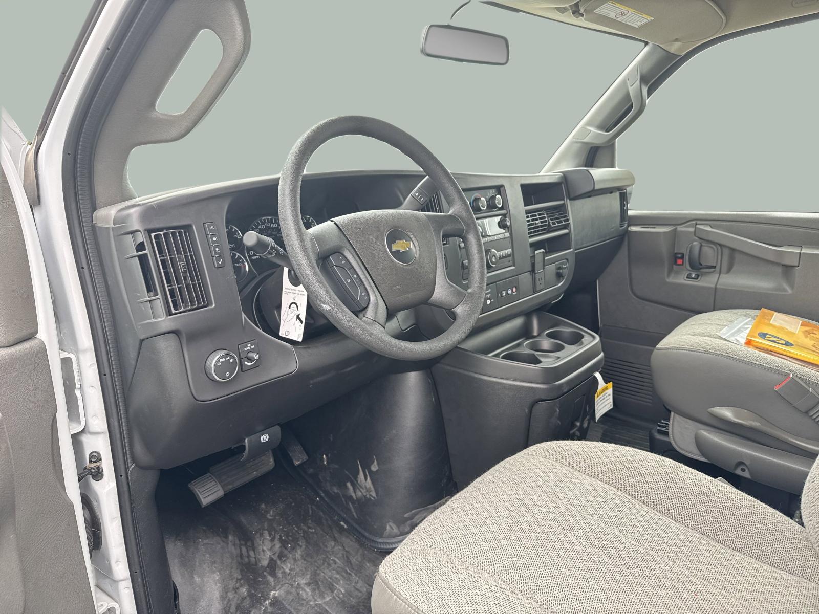 2025 Chevrolet Express Cutaway 3500 Vehicle Photo in GEORGETOWN, TX 78626-7508