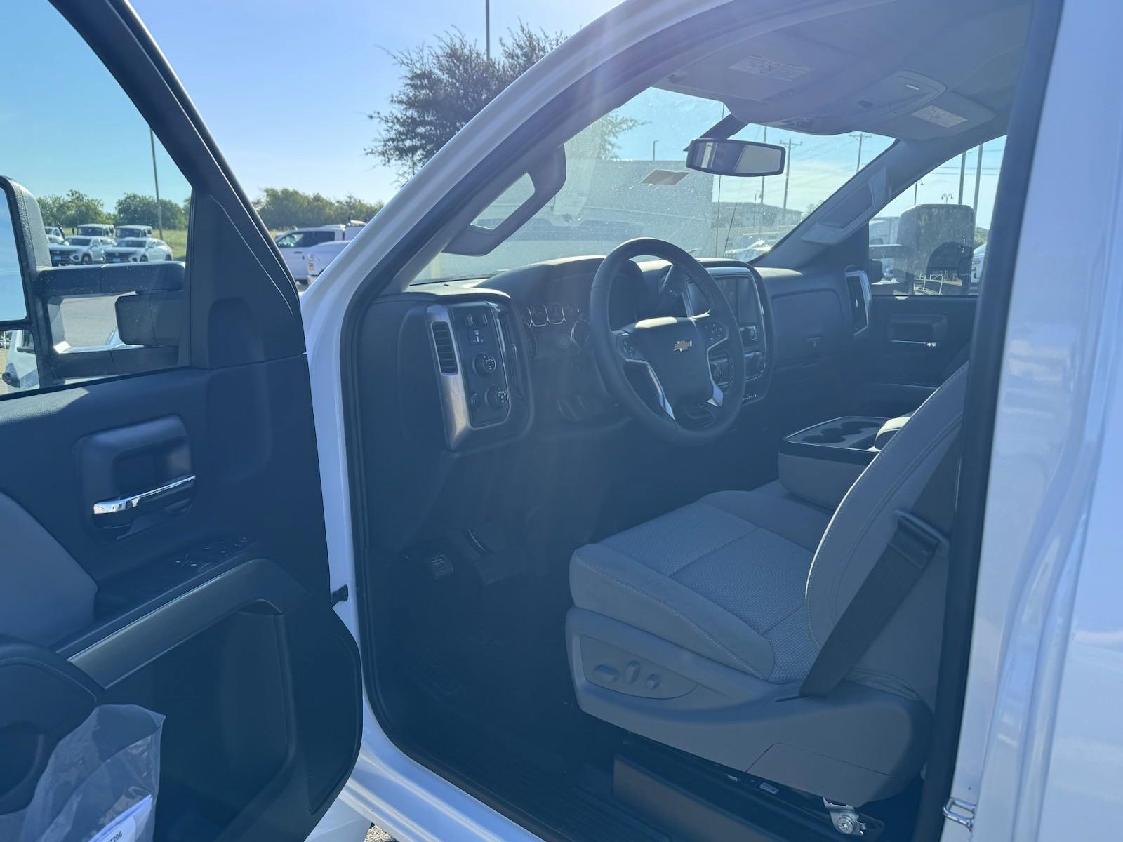 2024 Chevrolet Silverado 5500 HD Vehicle Photo in GEORGETOWN, TX 78626-7508