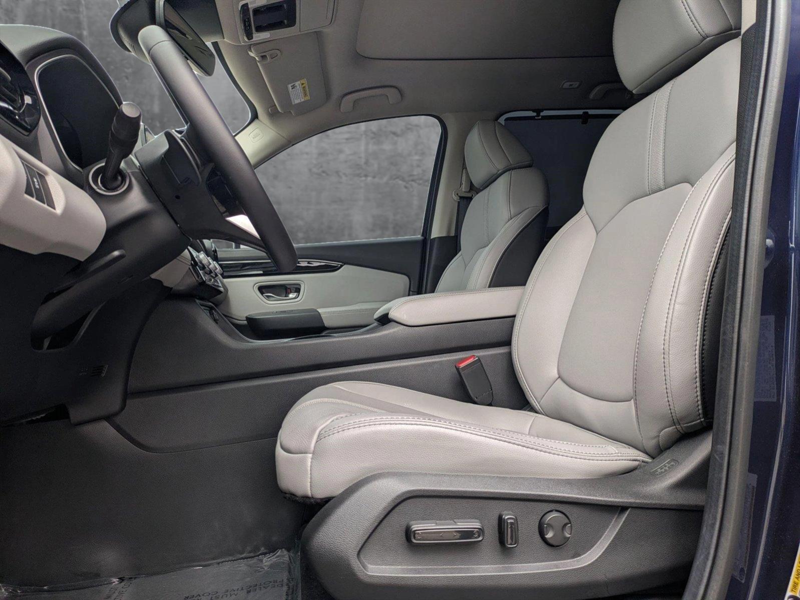 2025 Honda Pilot Vehicle Photo in Valencia, CA 91355-1794