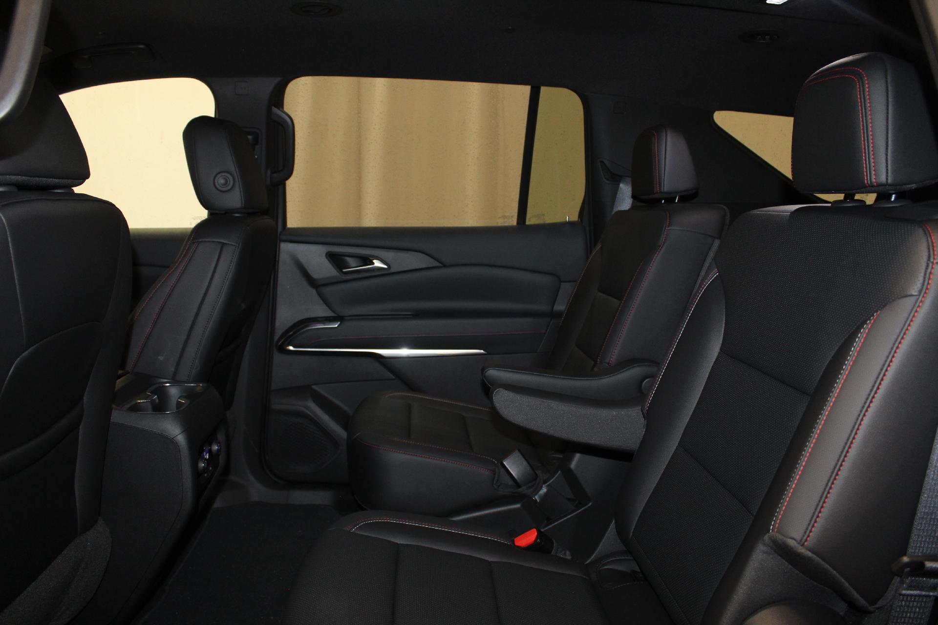 2025 Chevrolet Traverse Vehicle Photo in NORTHAMPTON, MA 01060-1120