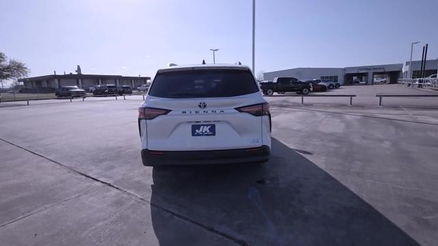 2022 Toyota Sienna Vehicle Photo in NEDERLAND, TX 77627-8017