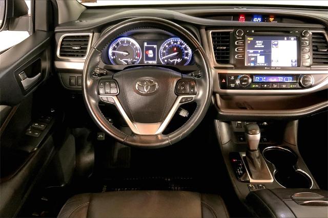 2017 Toyota Highlander Vehicle Photo in Lees Summit, MO 64086