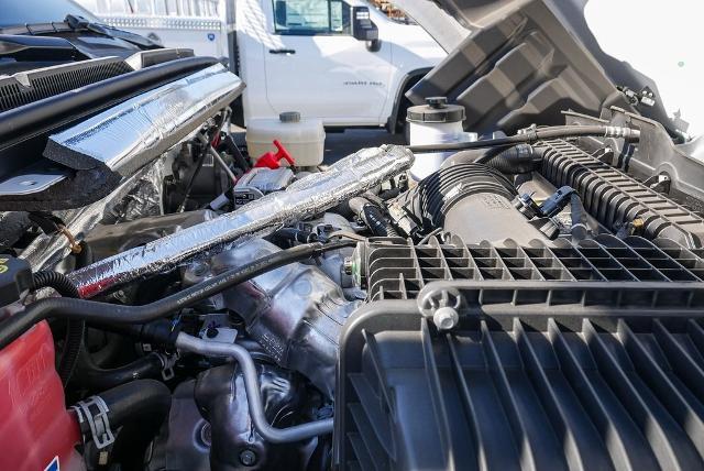 2023 Chevrolet Silverado Chassis Cab Vehicle Photo in VENTURA, CA 93003-8585