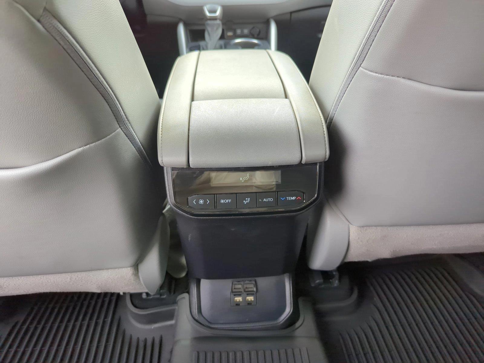 2020 Toyota Highlander Vehicle Photo in Memphis, TN 38133