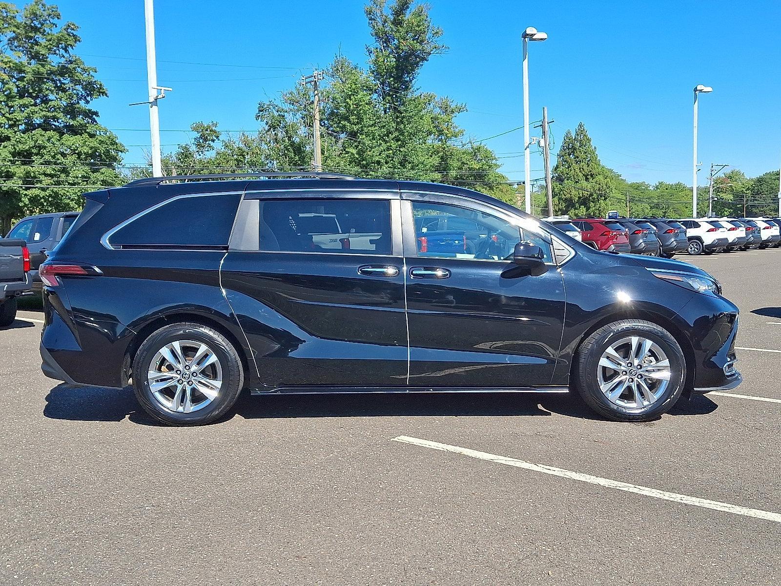 2022 Toyota Sienna Vehicle Photo in Trevose, PA 19053