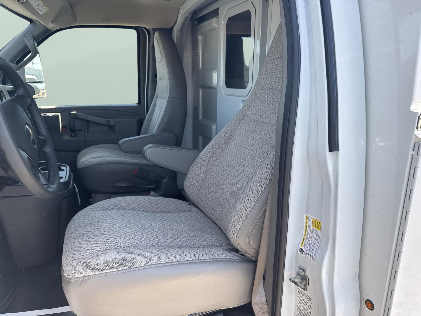 2025 Chevrolet Express Cutaway 3500 Vehicle Photo in GEORGETOWN, TX 78626-7508