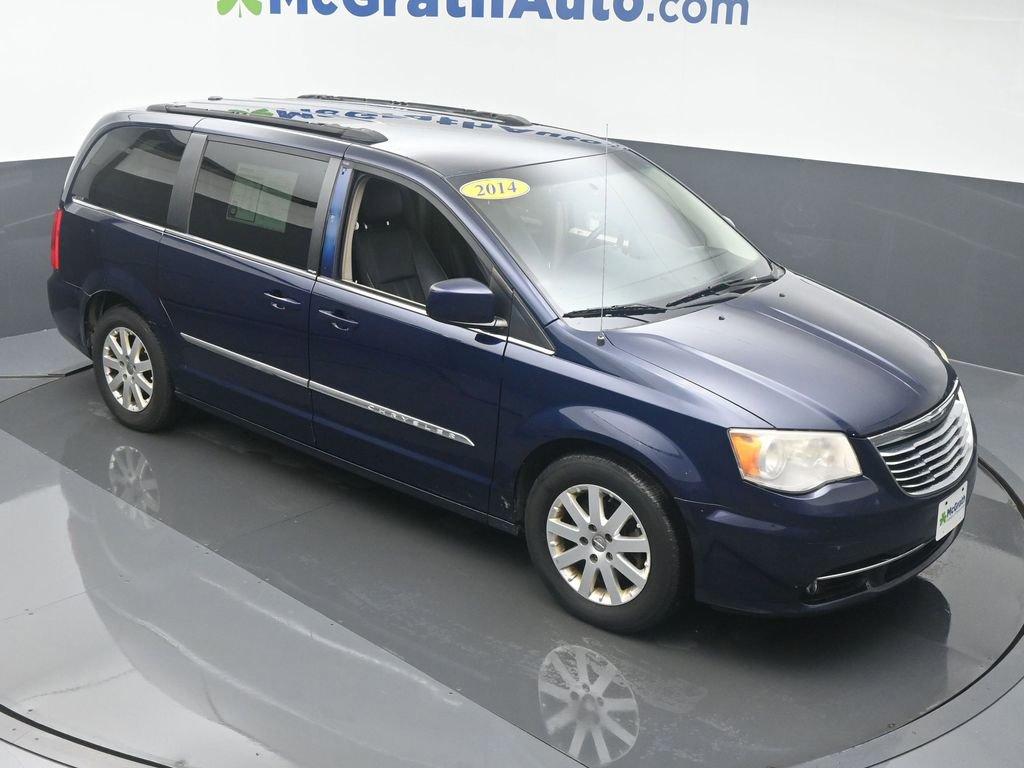 2014 Chrysler Town & Country Vehicle Photo in Cedar Rapids, IA 52402